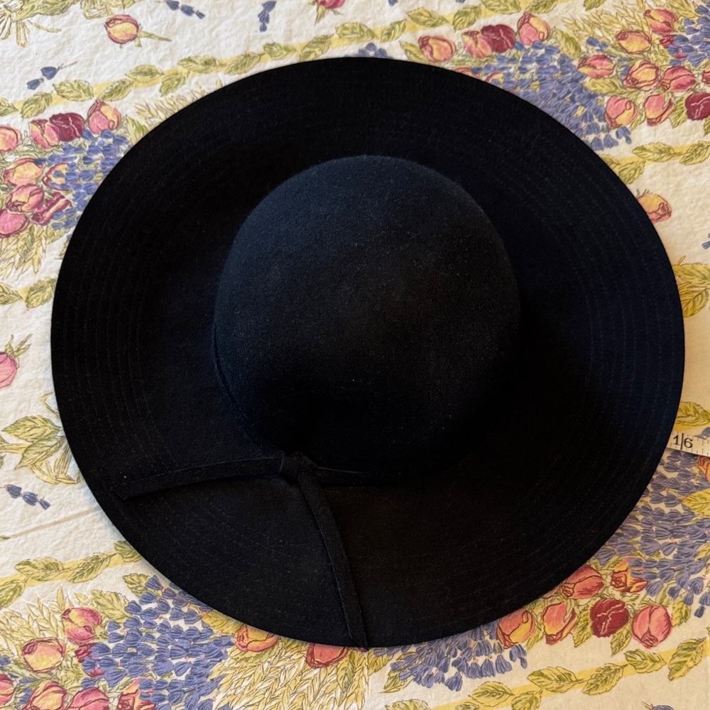 Women’s Black Hat 100% Wool Hat by Jeanne Simmons 15.5”, 22” Underbrim. NWOT